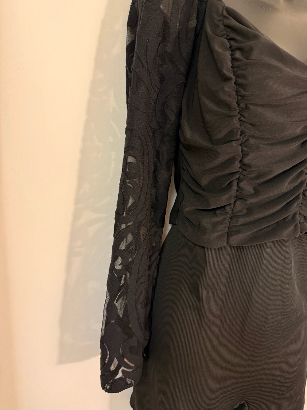 Black Ruched Lace Sleeve Cropped Top - Picture 3 of 5